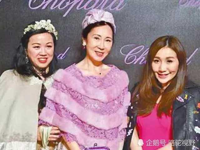 王思聪的妈妈生活照,优雅气质尽显豪门风范